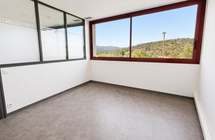 Local pro 13 m² indépendant dans complexe de 124m² — photo 3