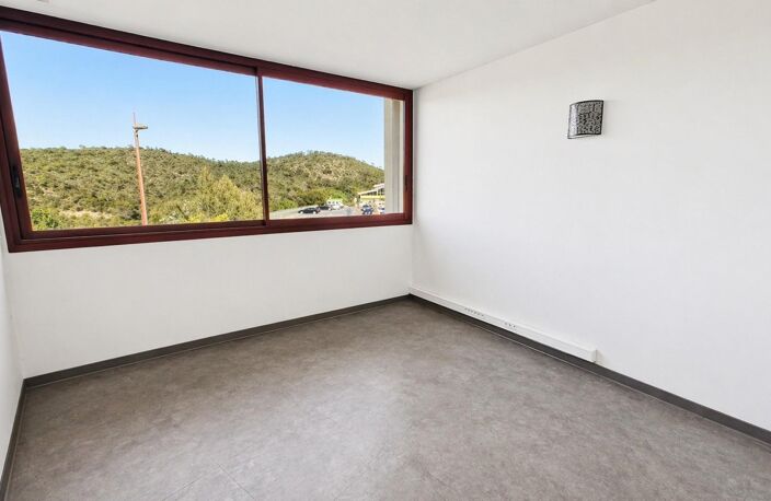 Local pro 13 m² indépendant dans complexe de 124m² — photo 4