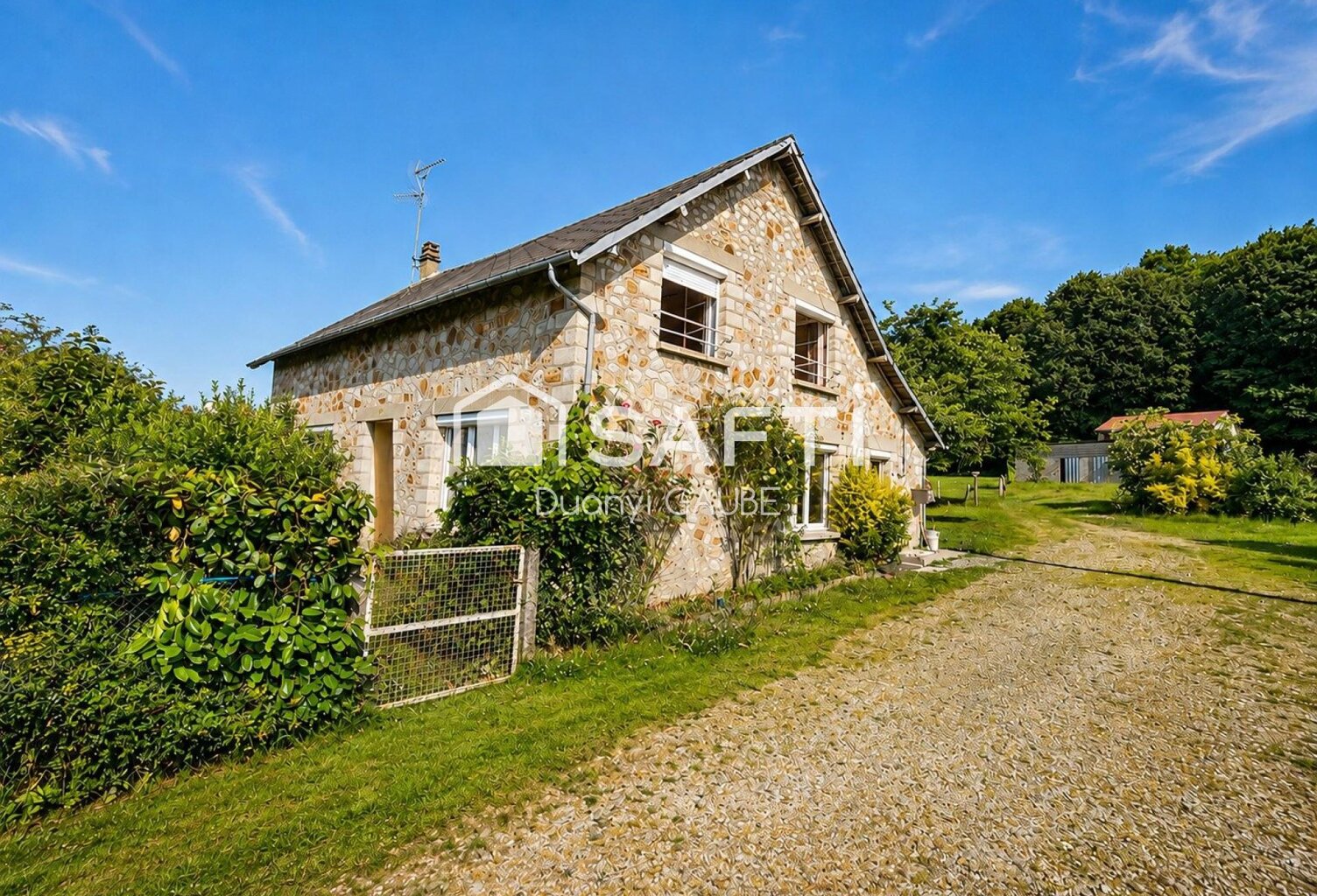 À la recherche d'un cadre de vie paisible avec de l'espace et du potentiel ? Découvrez cette propriété de caractère située sur la commune de Barenton, au cœur d'un environnement verdoyant et préservé, avec près de 12 hectares de terrain attenants. — photo 1