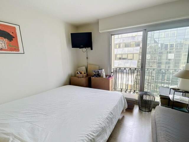 Studio avec balcon, Paris 8e, Ascenseur — photo du bien