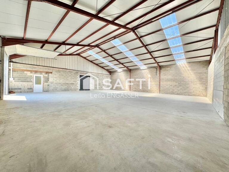 Local commercial à louer - 220m2 - Toutes activités — photo 1