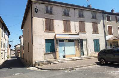 Idéalement située à Romaneche thorins cette maison à rénover est idéale pour la création de plusieurs logements — photo du bien