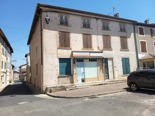Idéalement située à Romaneche thorins cette maison à rénover est idéale pour la création de plusieurs logements — photo du bien
