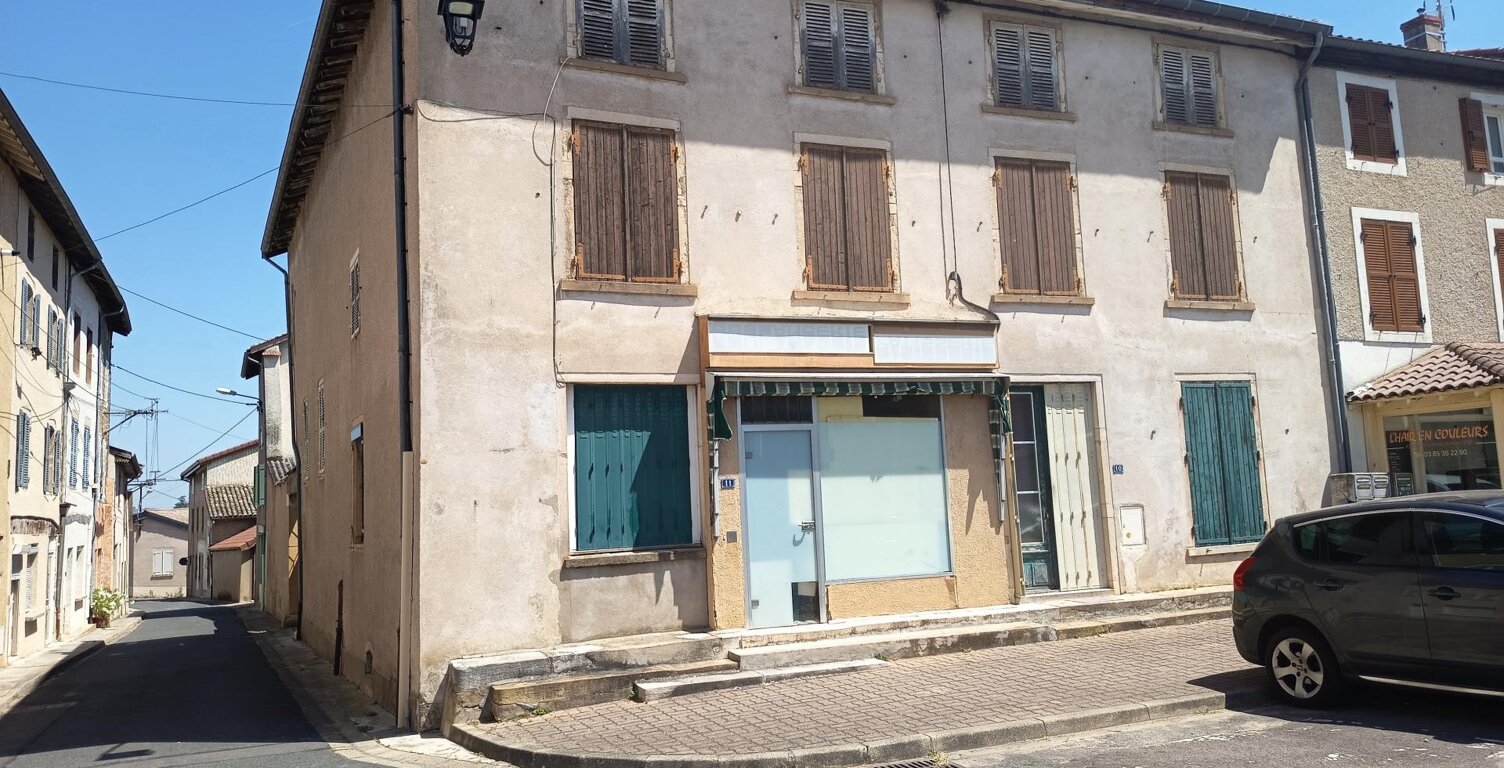 Idéalement située à Romaneche thorins cette maison à rénover est idéale pour la création de plusieurs logements — photo 1