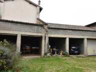Idéalement située à Romaneche thorins cette maison à rénover est idéale pour la création de plusieurs logements — photo 3