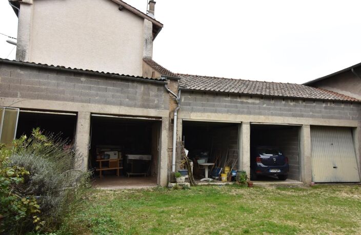 Idéalement située à Romaneche thorins cette maison à rénover est idéale pour la création de plusieurs logements — photo 3