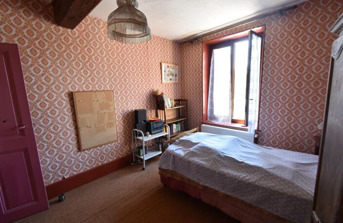 Idéalement située à Romaneche thorins cette maison à rénover est idéale pour la création de plusieurs logements — photo 4