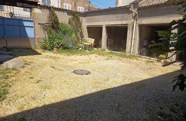 Idéalement située à Romaneche thorins cette maison à rénover est idéale pour la création de plusieurs logements — photo 5