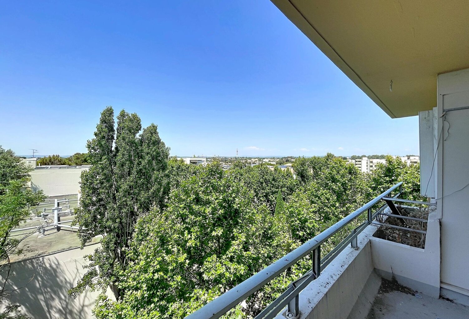 GRAND T4 AVEC BALCON VUE DEGAGEE DERNIER ETAGE — photo 1