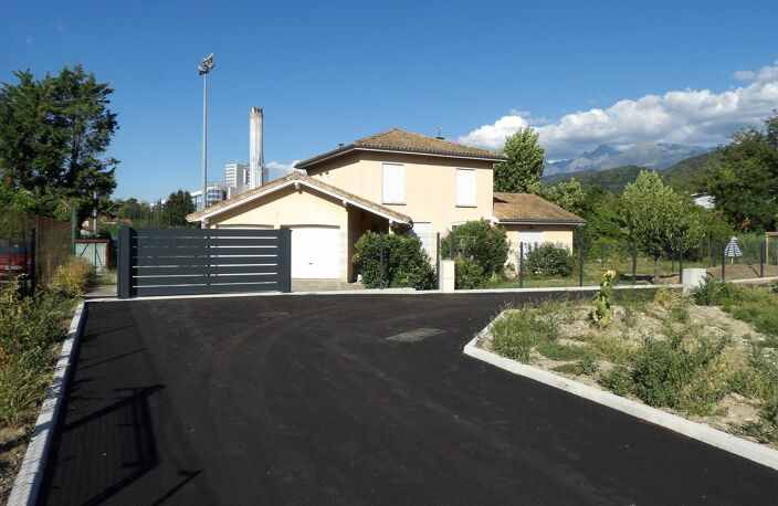 Maison familiale avec double garage et jardin au calme — photo 2