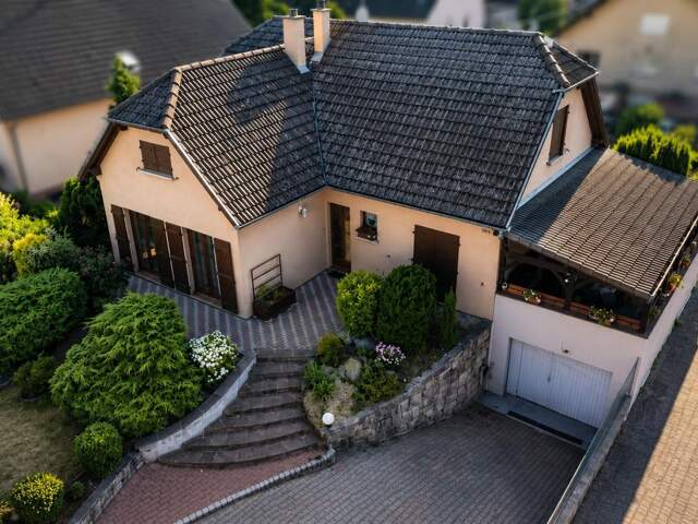 Maison familiale avec grand garage. — photo du bien
