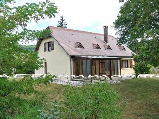 Maison de 177m2 habitables - 4 chambres - terrain de 6600m2 autour + sous-sol total . — photo du bien
