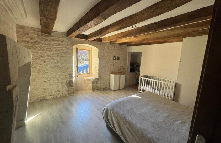 Maison en pierre centre bourg toutes commodités, 3 chambres, beaux volumes, rénovation de qualité — photo 4