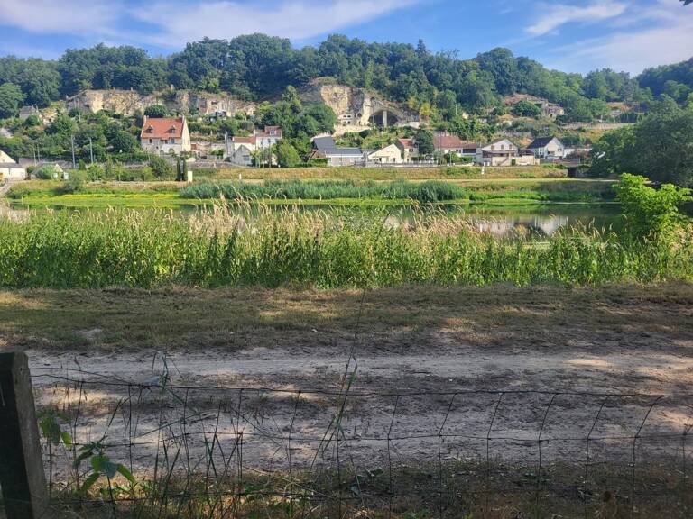 Terrain de loisir, ^proche du cher avec une retenue d'eau, entierement clos, propice au calme a la verdure — photo 1