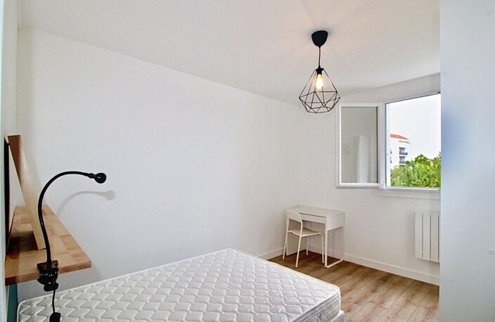 La Doua  Tonkin - T4 traversant de 65 m² avec balcon de 10 m² plein sud  DPE C — photo 3