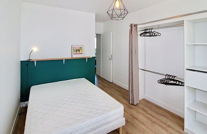 La Doua  Tonkin - T4 traversant de 65 m² avec balcon de 10 m² plein sud  DPE C — photo 4
