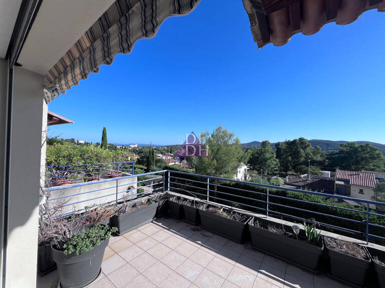 Vue mer pour ce 3 pièces en dernier étage avec vaste terrass — photo 1