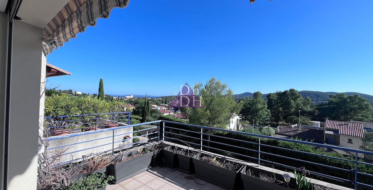 Vue mer pour ce 3 pièces en dernier étage avec vaste terrass — photo 1