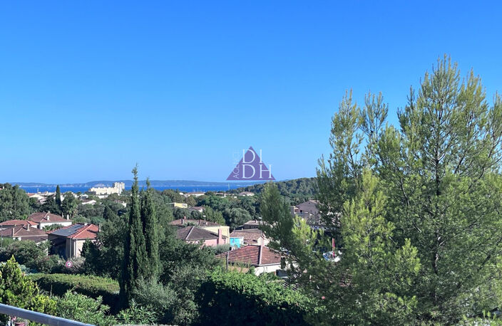 Vue mer pour ce 3 pièces en dernier étage avec vaste terrass — photo 2