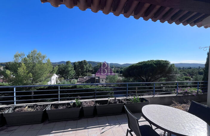 Vue mer pour ce 3 pièces en dernier étage avec vaste terrass — photo 3