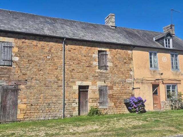 Ferme en pierre de 2 chambres avec grange attenante, à rénover et aménager entièrement, située sur un terrain rural de 1 175 m² à proximité de la ville de Mortain. — photo du bien
