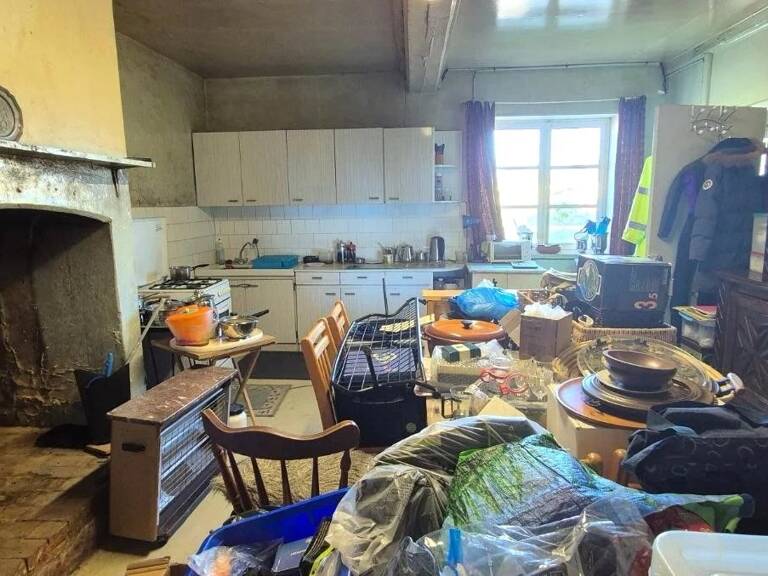 Ferme en pierre de 2 chambres avec grange attenante, à rénover et aménager entièrement, située sur un terrain rural de 1 175 m² à proximité de la ville de Mortain. — photo 1