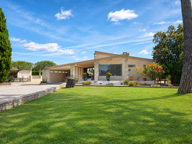 Belle villa d'architecte avec piscine et grand terrain arboré — photo du bien