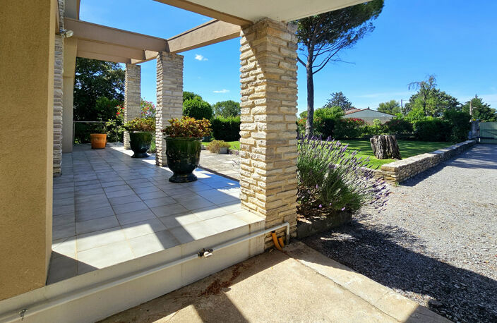 Belle villa d'architecte avec piscine et grand terrain arboré — photo 3