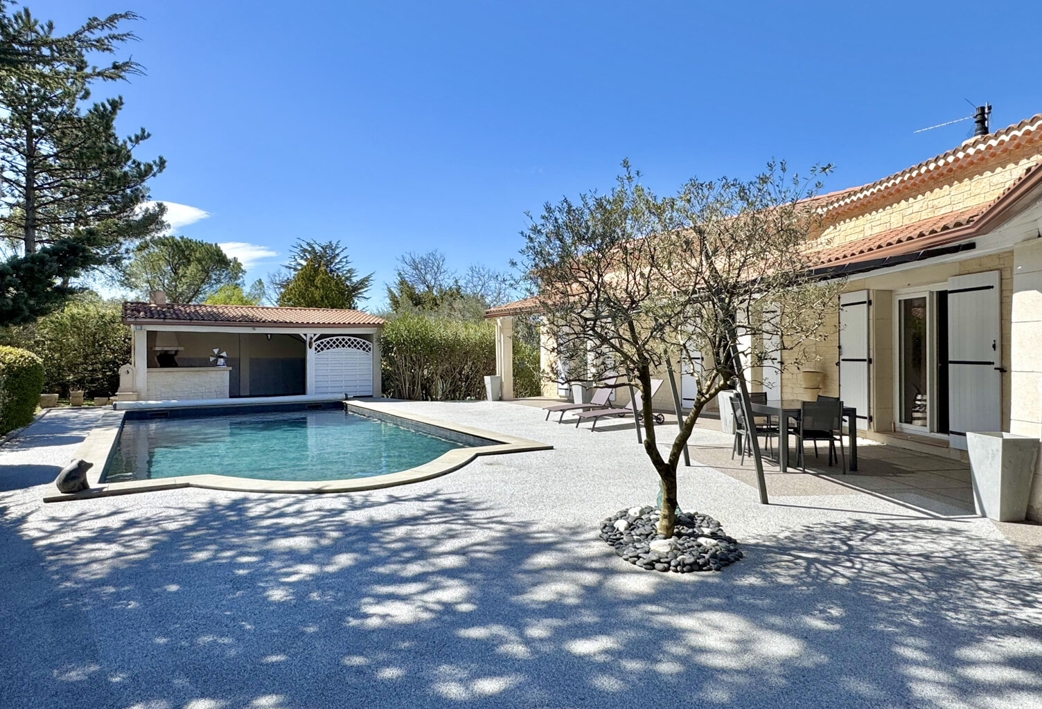 Villa de Type 6 avec piscine, terrain arboré, garage et Pool-house — photo 1