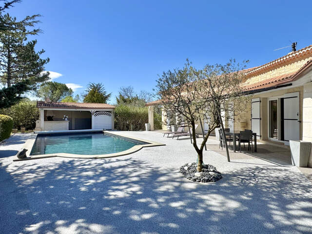 Villa de Type 6 avec piscine, terrain arboré, garage et Pool-house — photo du bien
