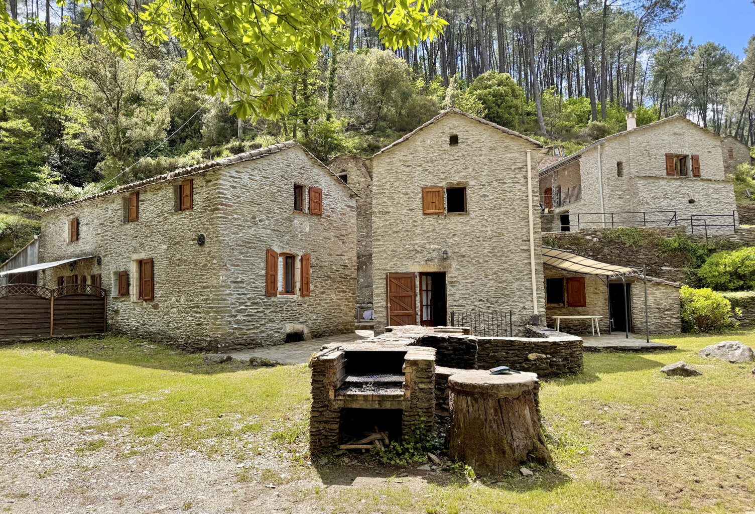 Propriété / Gîtes en Cévennes : Hameau complet sur 22 hectares avec piscine, rivière et dépendances — photo 1