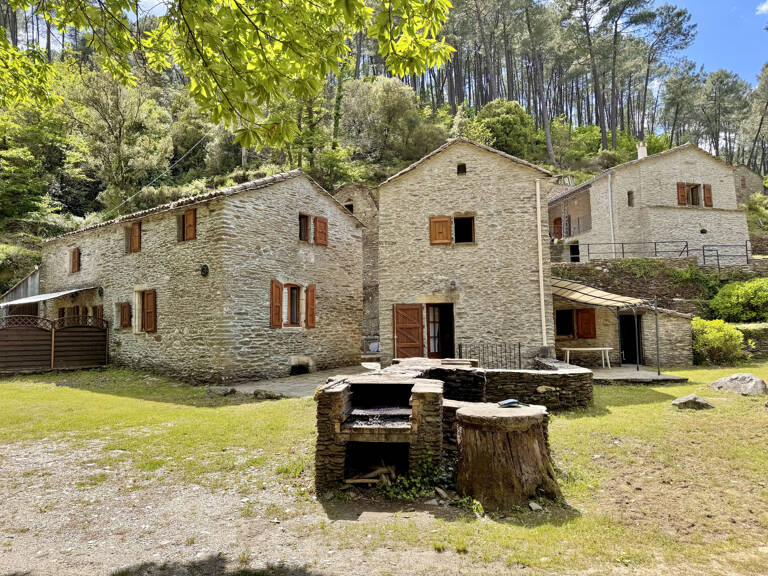 Propriété / Gîtes en Cévennes : Hameau complet sur 22 hectares avec piscine, rivière et dépendances — photo 1
