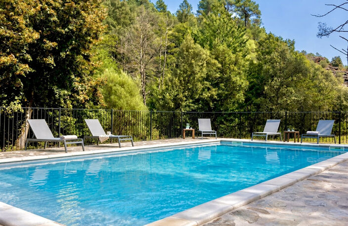 Propriété / Gîtes en Cévennes : Hameau complet sur 22 hectares avec piscine, rivière et dépendances — photo 3