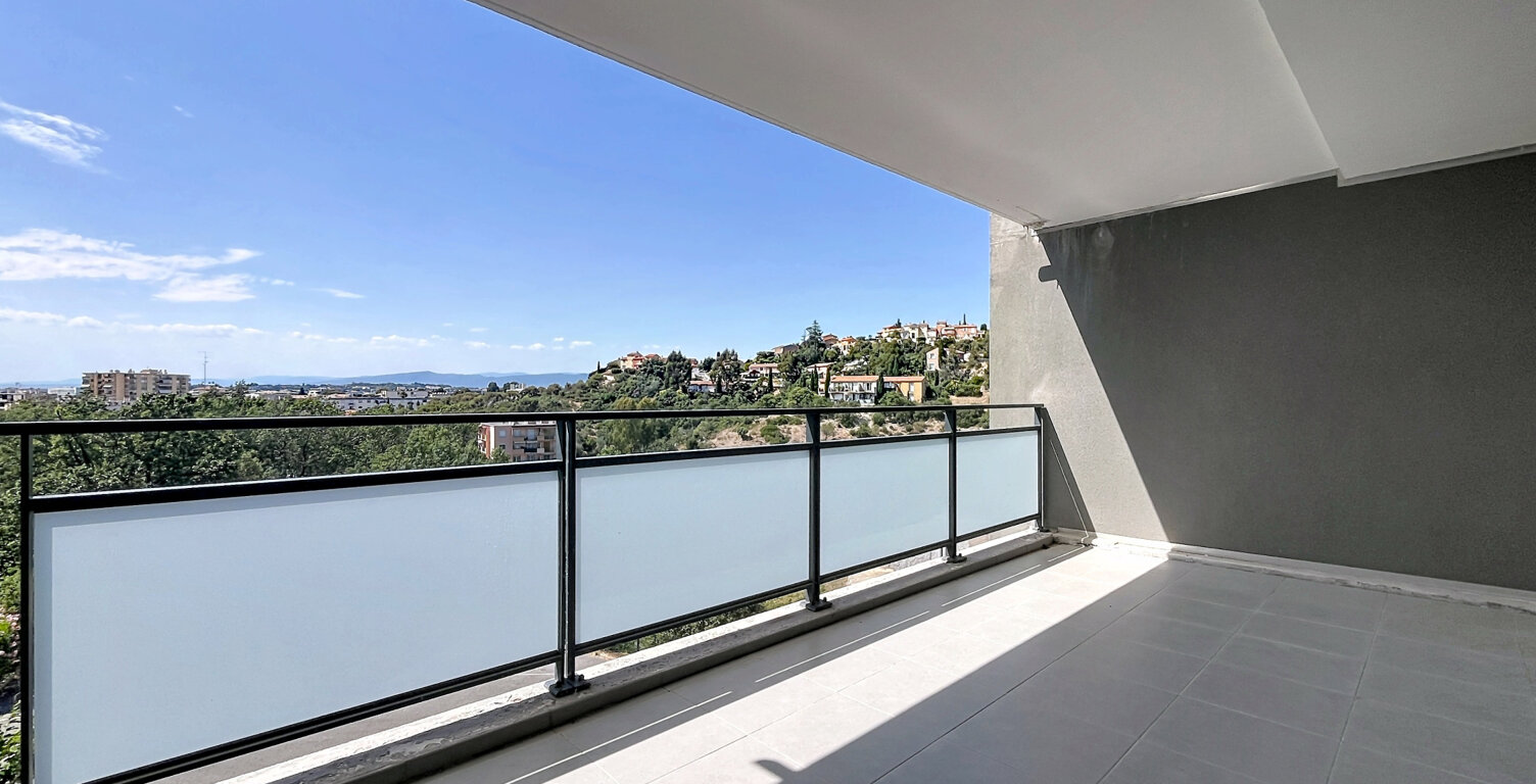 VENTE - SAINT RAPHAEL PROCHE CENTRE VILLE - APPARTEMENT 3 PIECES AVEC PARKING — photo 1