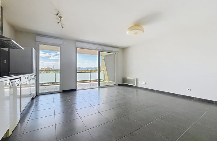 VENTE - SAINT RAPHAEL PROCHE CENTRE VILLE - APPARTEMENT 3 PIECES AVEC PARKING — photo 3