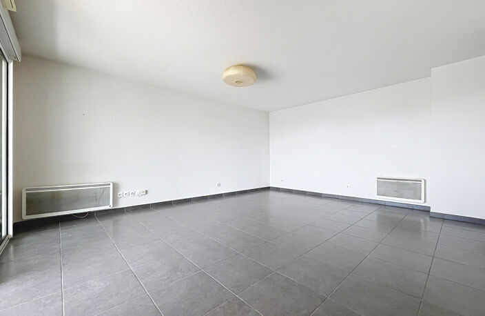 VENTE - SAINT RAPHAEL PROCHE CENTRE VILLE - APPARTEMENT 3 PIECES AVEC PARKING — photo 4