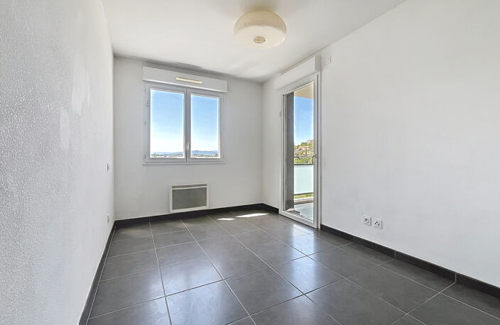 VENTE - SAINT RAPHAEL PROCHE CENTRE VILLE - APPARTEMENT 3 PIECES AVEC PARKING — photo 5