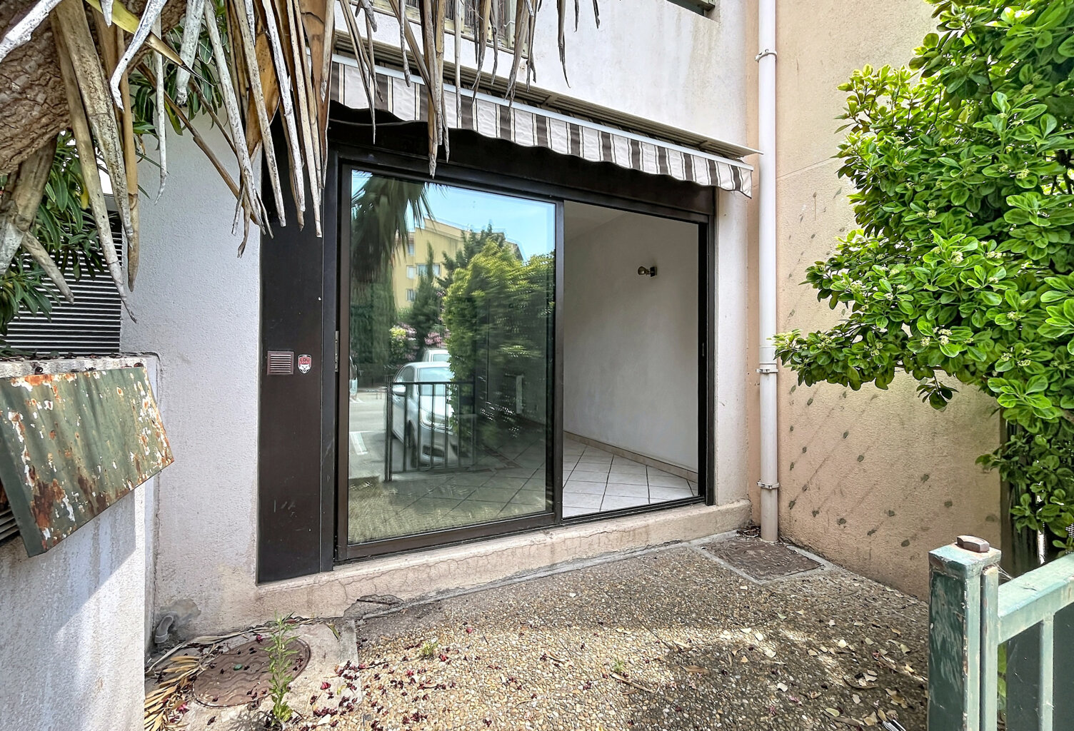 VENTE - FREJUS - PROCHE CENTRE - STUDIO DE 26M2 EN REZ DE CHAUSSEE AVEC PISCINE, PARKING ET CAVE — photo 1