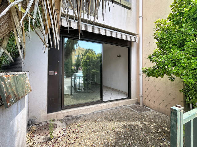 VENTE - FREJUS - PROCHE CENTRE - STUDIO DE 26M2 EN REZ DE CHAUSSEE AVEC PISCINE, PARKING ET CAVE — photo du bien