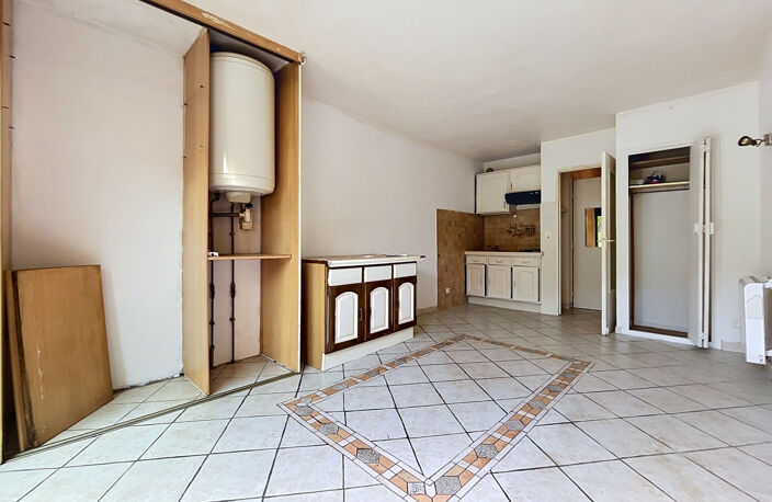 VENTE - FREJUS - PROCHE CENTRE - STUDIO DE 26M2 EN REZ DE CHAUSSEE AVEC PISCINE, PARKING ET CAVE — photo 2