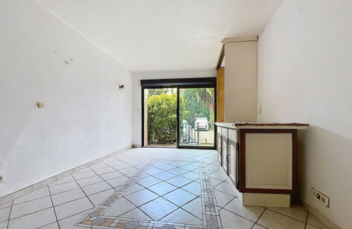 VENTE - FREJUS - PROCHE CENTRE - STUDIO DE 26M2 EN REZ DE CHAUSSEE AVEC PISCINE, PARKING ET CAVE — photo 3