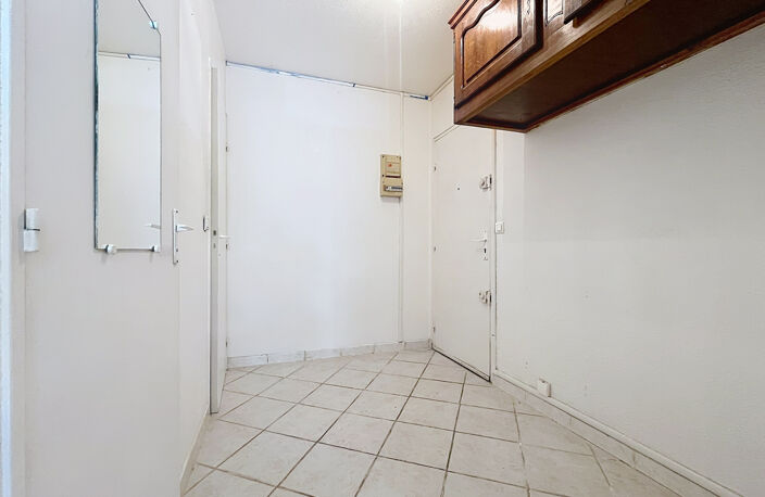 VENTE - FREJUS - PROCHE CENTRE - STUDIO DE 26M2 EN REZ DE CHAUSSEE AVEC PISCINE, PARKING ET CAVE — photo 4
