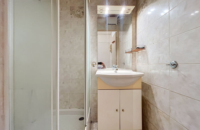VENTE - FREJUS - PROCHE CENTRE - STUDIO DE 26M2 EN REZ DE CHAUSSEE AVEC PISCINE, PARKING ET CAVE — photo 5