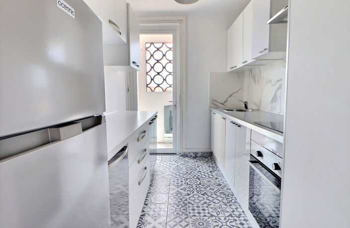 VENTE - SAINT-RAPHAËL - APPARTEMENT T3 AVEC TERRASSE ET CAVE — photo 3