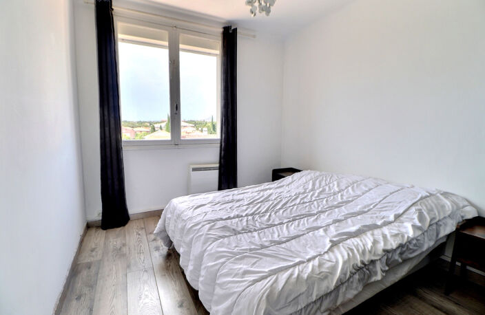 VENTE - SAINT-RAPHAËL - APPARTEMENT T3 AVEC TERRASSE ET CAVE — photo 4