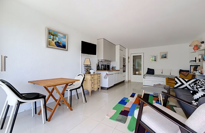 VENTE EN EXCLUSIVITE - SAINT-RAPHAËL - SANTA LUCIA - STUDIO AVEC PARKING ET CAVE. — photo 3