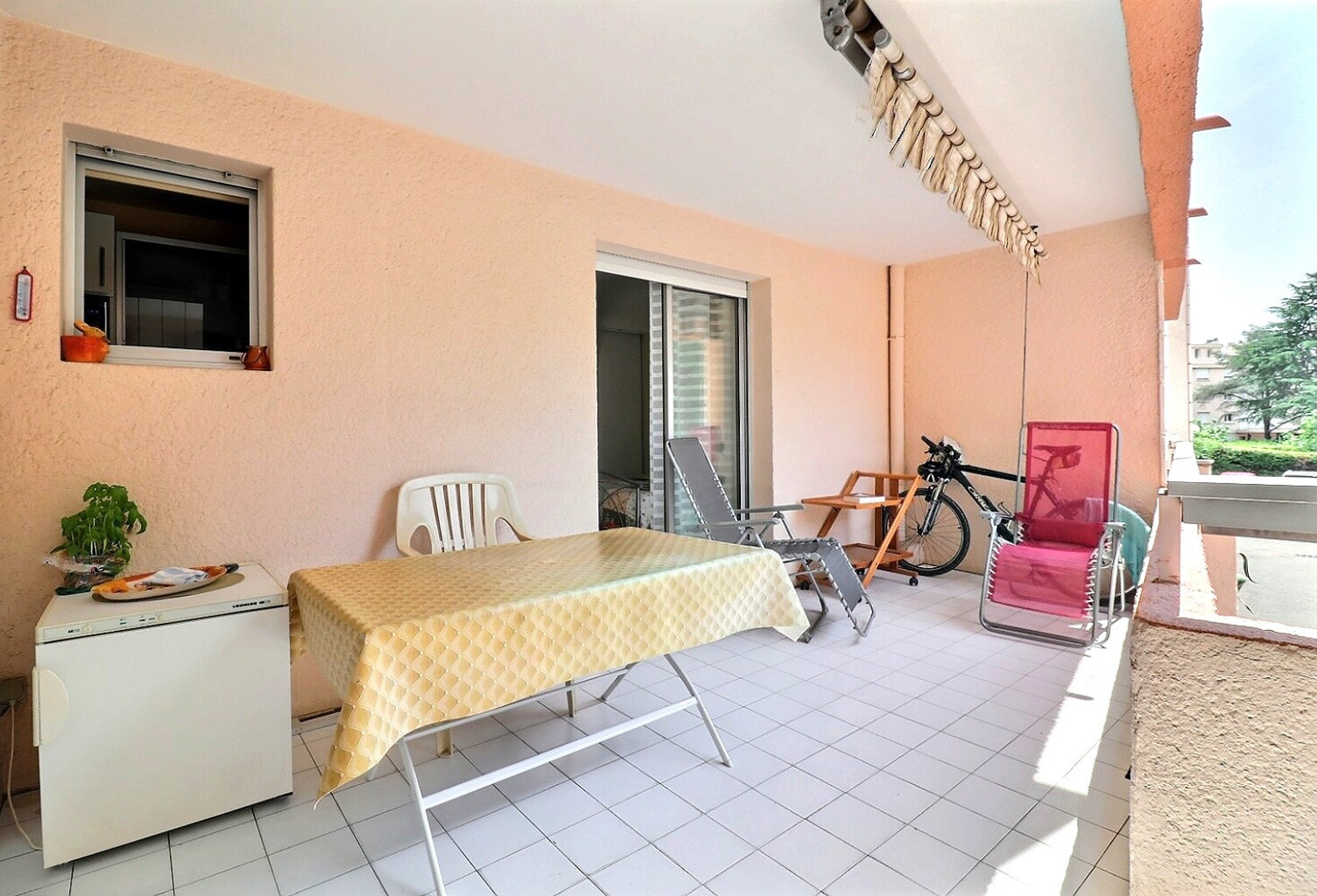 VENTE EN EXCLUSIVITE - FREJUS PLAGE - APPARTEMENT 2 PIECES AVEC TERRASSE ET PARKING LIBRE — photo 1