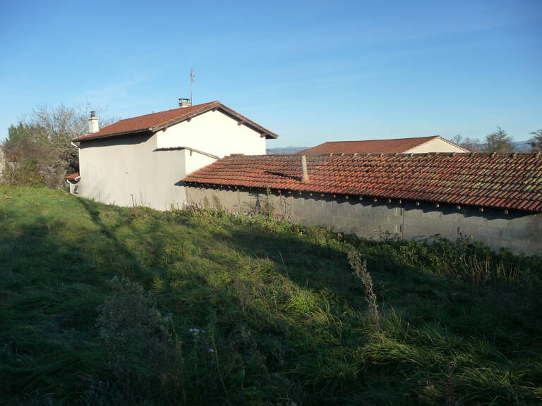 7 MN SUD MONTBRISON FERME SUR PUS DE 6 HECTARES — photo 1