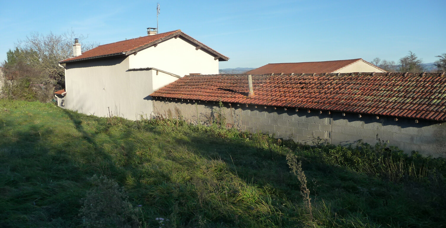 7 MN SUD MONTBRISON FERME SUR PUS DE 6 HECTARES — photo 1
