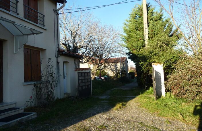 7 MN SUD MONTBRISON FERME SUR PUS DE 6 HECTARES — photo 2